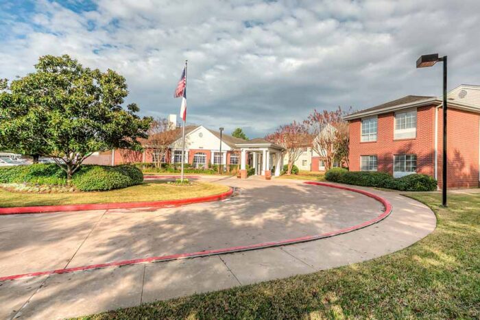 The Gardens of Bellaire community dining room