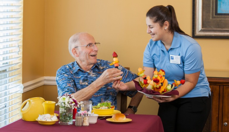 Food Choices that Help Seniors Stay Hydrated in the Summer Heat