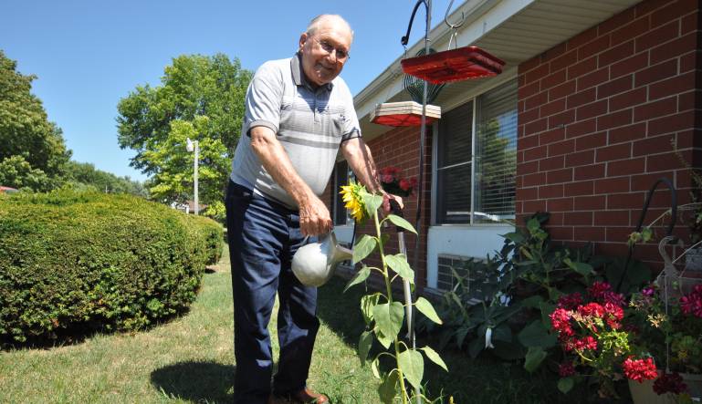 https://www.fivestarseniorliving.com/wp-content/uploads/2022/07/gardening-DSC_8147-hero.jpg