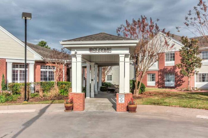 The Gardens of Bellaire community dining room