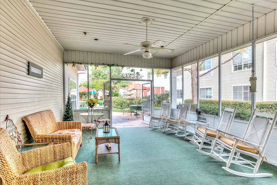 screened-in porch at The Gardens of Bellaire