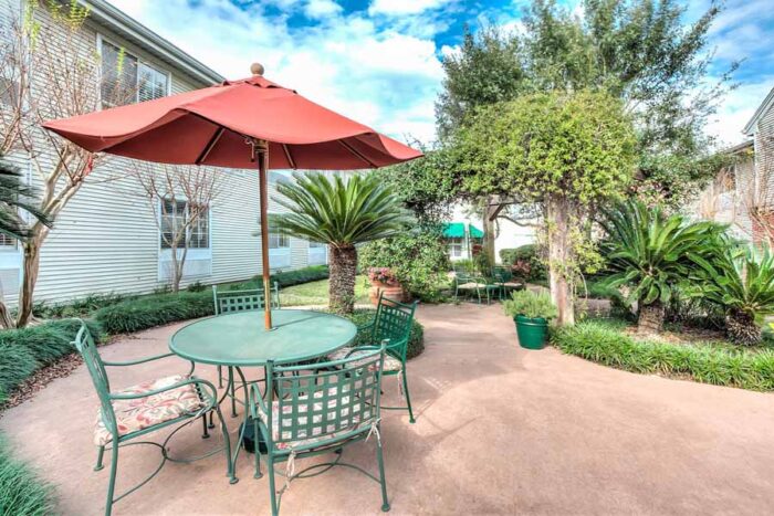 The Gardens of Bellaire community dining room