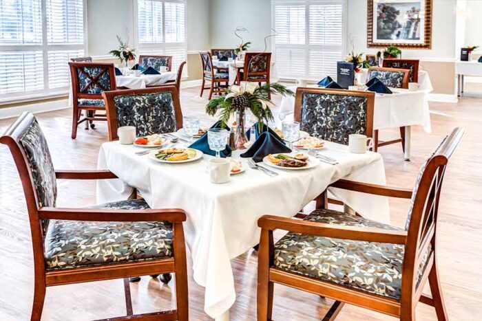 The Gardens of Bellaire community dining room