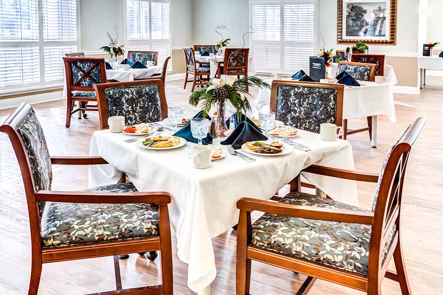 The Gardens of Bellaire community dining room